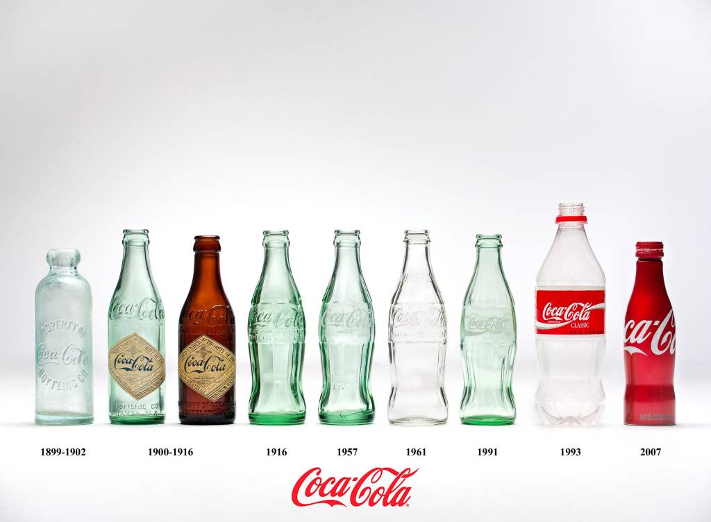 A visual progression of Coca-Cola bottle designs from 1899 to 2007. The image displays eight bottles, starting with an opaque, straight-sided bottle from 1899, followed by the introduction of a brown glass bottle in 1900-1916. The classic green contour bottle appears in 1916 and evolves through various iterations, becoming more streamlined by 1961. The 1993 bottle introduces plastic alongside glass, and by 2007, a modern aluminum bottle completes the evolution.